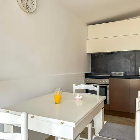 1 Bedroom 637 Apartment *