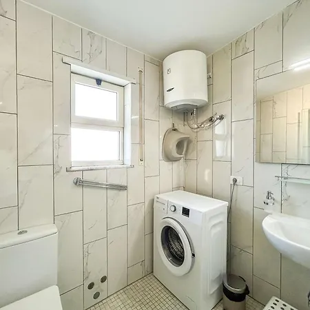Apartment 1 Bedroom 637 *