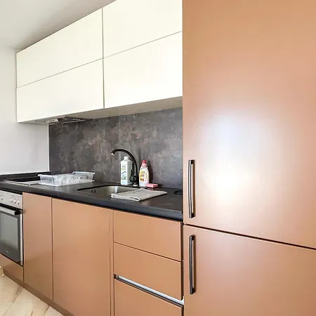 1 Bedroom 637 Apartment *