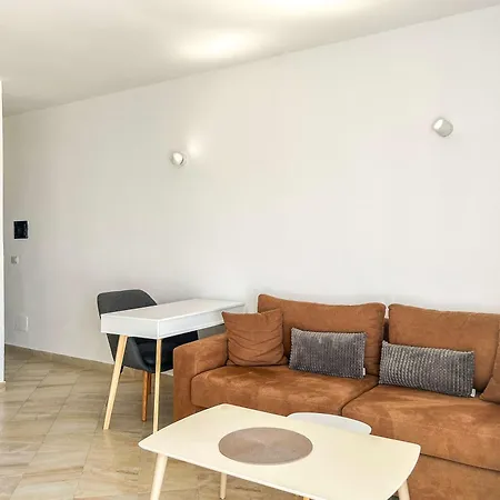 Apartment 1 Bedroom 637 *